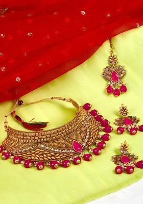 Women Gold Toned And Red Kundan Studded And Beaded Handcrafted Jewellery Set