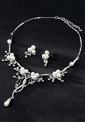 Silver Plated White Crystal And Pearl Studded Jewellery Set