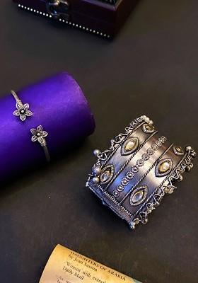 Set Of 2 Silver plated Floral Kundan And Artificial Beads Bangles