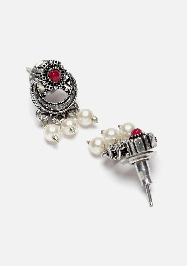 Silver Plated Stone Studded And Pearl Beaded Necklace And Earrings