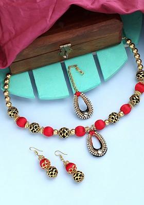 Gold Plated Stone Studded And Pearl Beaded Jewellery Set