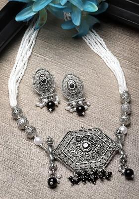 Silver Plated Stone Stud And Pearl Bead Floral Shaped Jewellery Set