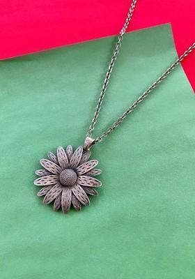 Silver Plated Floral Shaped Pendant With Chain