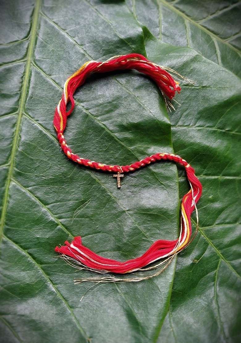 Red And Yellow Gold Plated Ad Studded Letter T Customized Thread Rakhi - Indya
