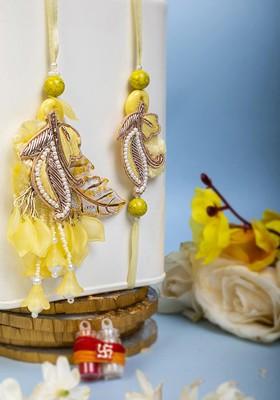 Unisex Set Of 2 Floral Shaped Bhaiya Bhabhi Rakhi Gift Set