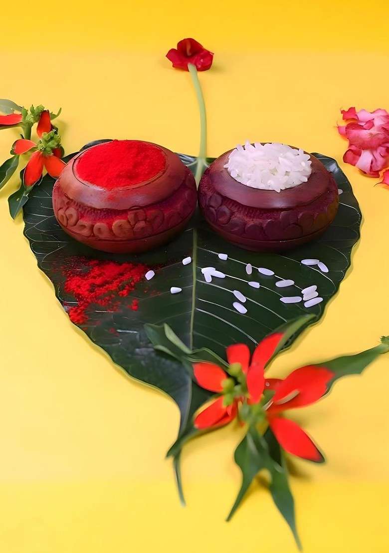 Rakhi Combo For Brother With Dish Pooja Coin Roli Chawal And Greeting Card - Indya