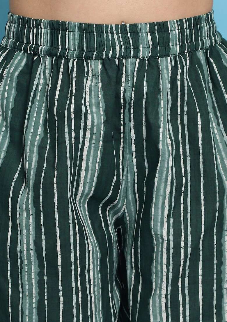 Green Plus Size Paisley Printed Vneck Gathered Pure Cotton Kaftan Tunic With Trousers - Indya