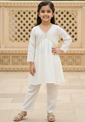 Off White Solid Cotton Kurta Set For Girls
