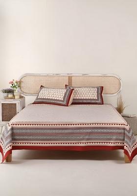 Maroon And Beige Geometric Cotton 300 Tc King Bedsheet With 2 Pillow Covers
