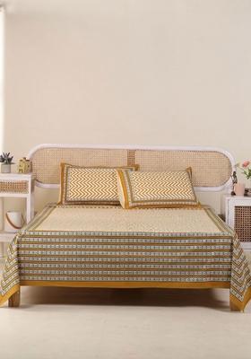 Mustard Geometric Pure Cotton 300 Tc King Double Bedsheet And 2 Pillow Covers