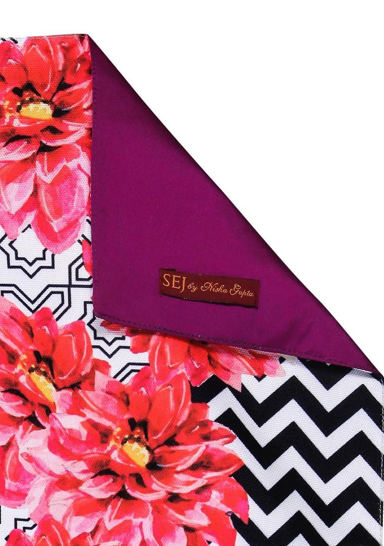 Set Of 6 Red Printed Table Placemats And Runner