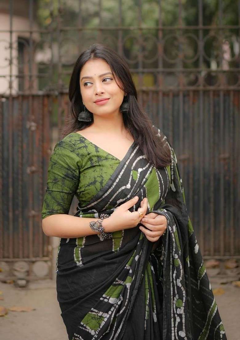 Green Embroidered Blended Saree Set for Diwali and Festive Wear - Indya
