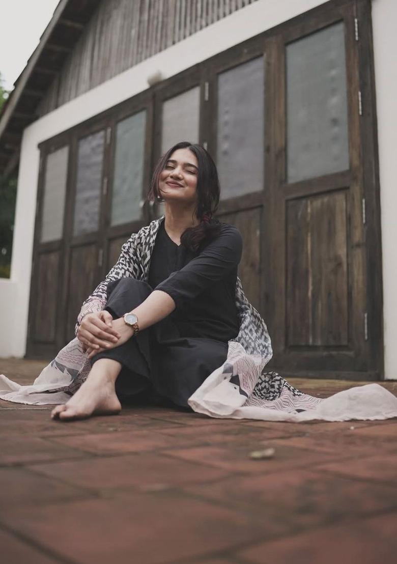 Black Solid Viscose Kurta Set - Indya