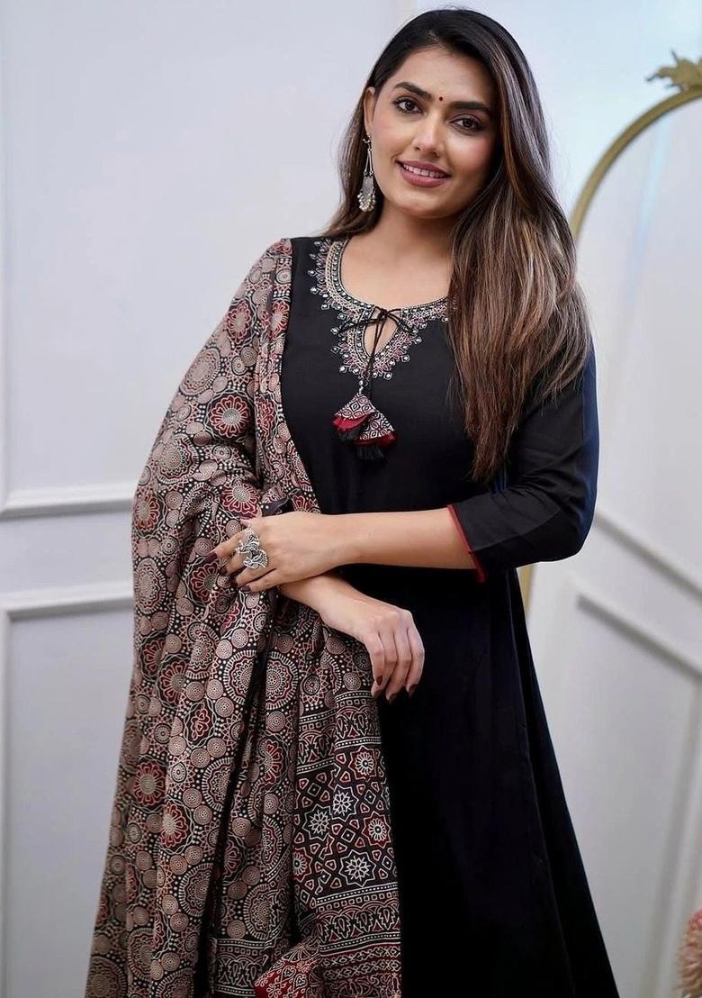 Black Embroidered Viscose Kurta Set - Indya