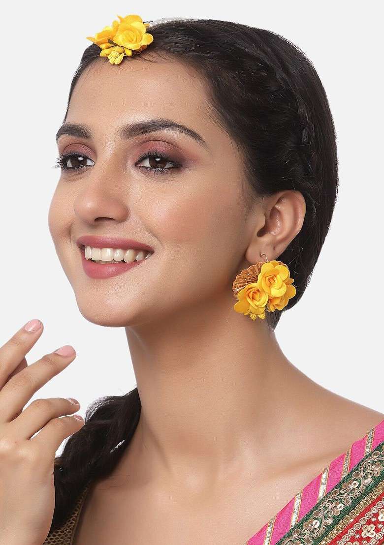 Gold Plated Gota Patti Flower Haldi Mehandi Maang Tikka With Earrings - Indya