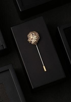 Men Gold Toned Side Lion Shaped Lapel Pin