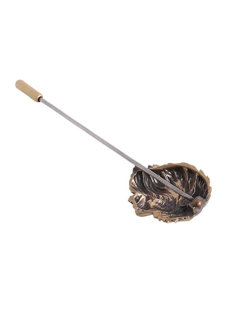 Men Gold Toned Side Lion Shaped Lapel Pin