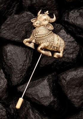 Men Gold Toned Nandi Oath Lapel Pin