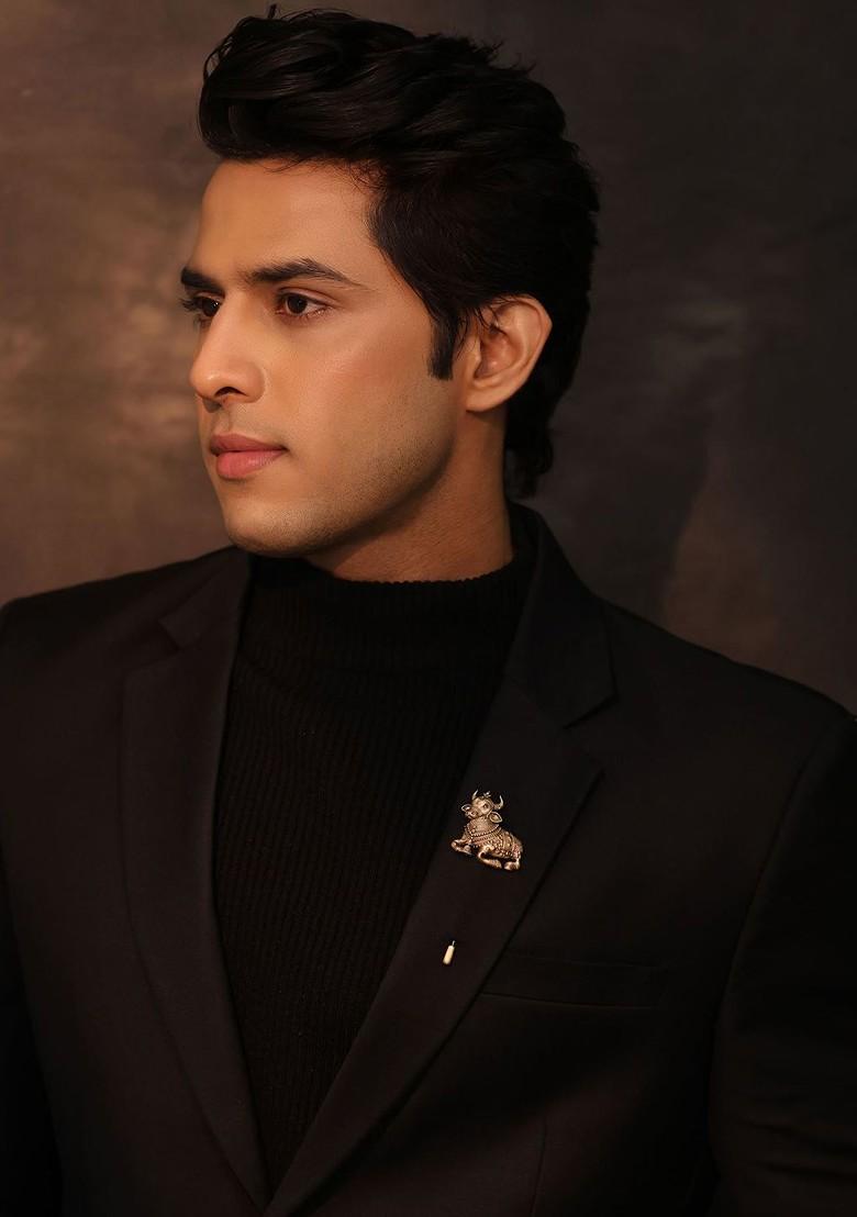 Men Gold Toned Nandi Oath Lapel Pin