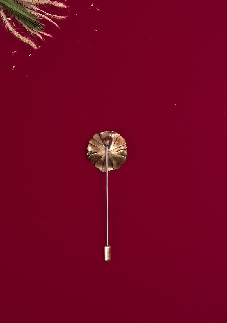 Men Antique Gold Toned Floral Marvel Lapel Pin Brooch