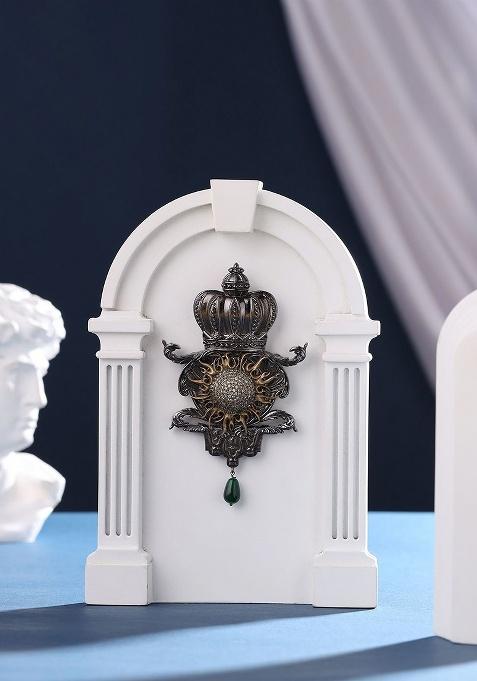 Men Metallic Shining Glory Brooch