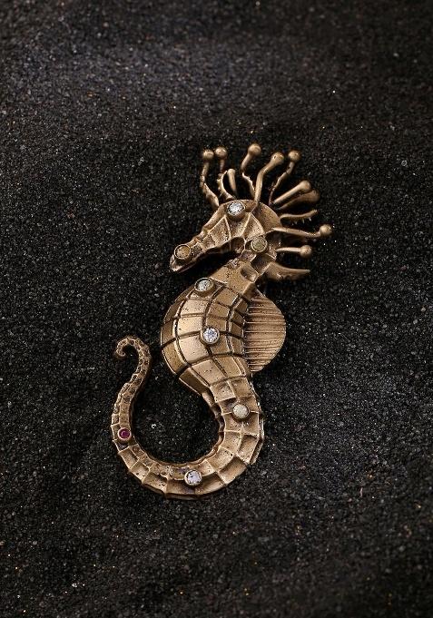 Men Metallic Toned Crowned Sea Horse Brooch