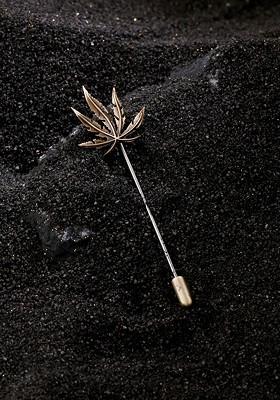 Men Metallic Toned Maple Lapel Pin