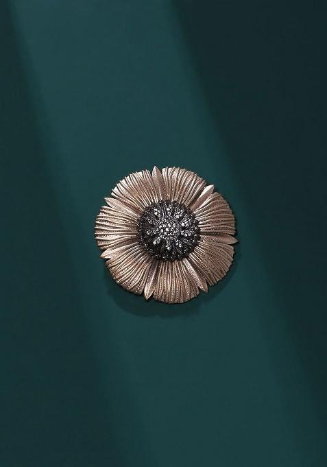 Men Black Metallic Floral Brooch