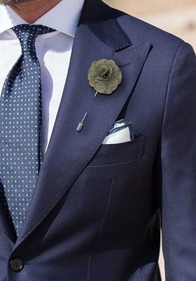 Men Green Solid Flower Shaped Lapel Pin