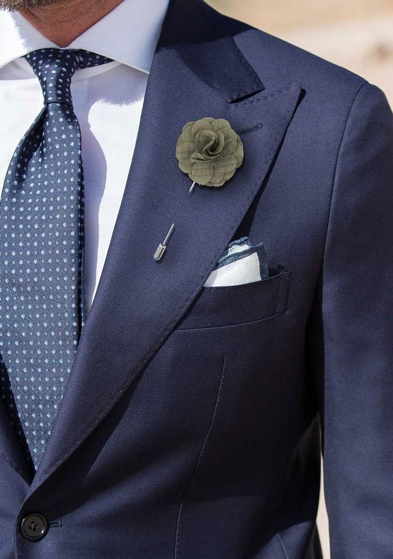 Men Green Solid Flower Shaped Lapel Pin