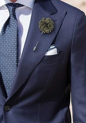 Men Green Solid Marigold Flower Shaped Lapel Pin