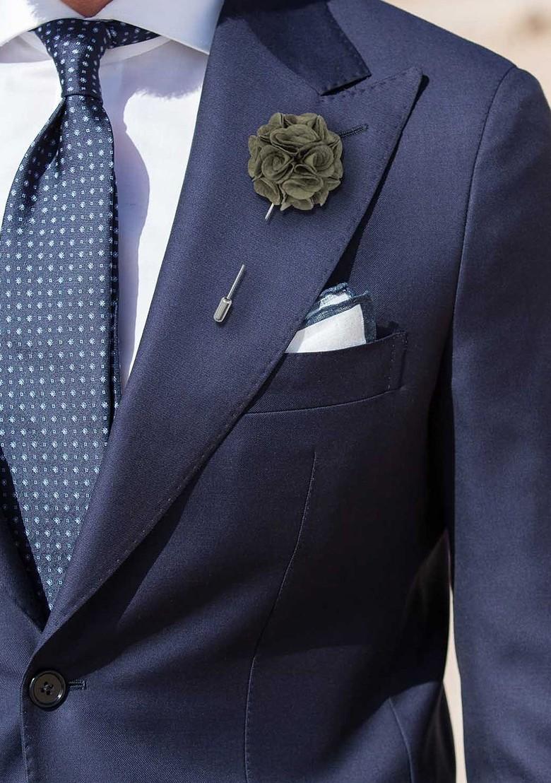 Men Green Solid Marigold Flower Shaped Lapel Pin