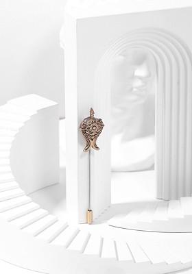 Men Gold Toned Vintage War Lapel Pin