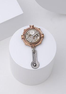 Men Metallic Gold Pendulum Brooch