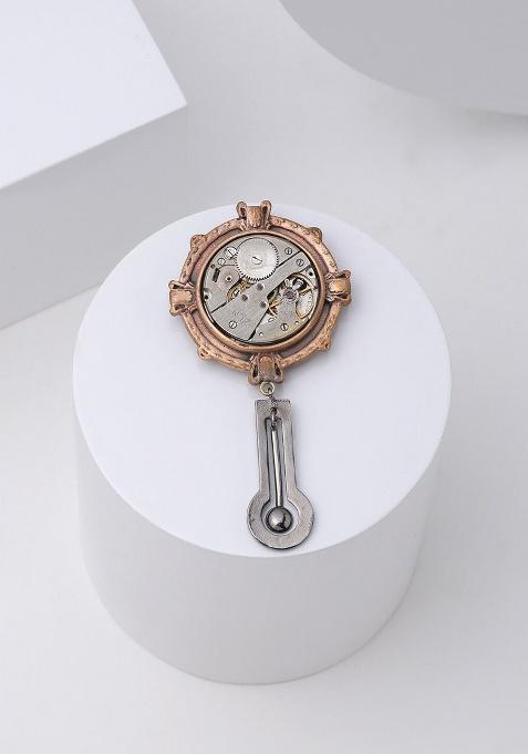 Men Metallic Gold Pendulum Brooch