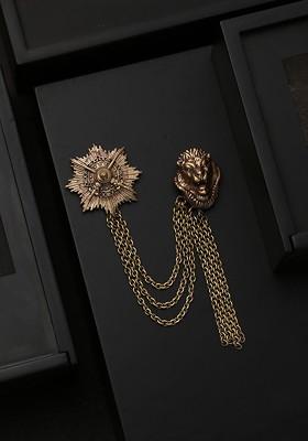 Men Gold Toned Antique Armoured Lion Brooch