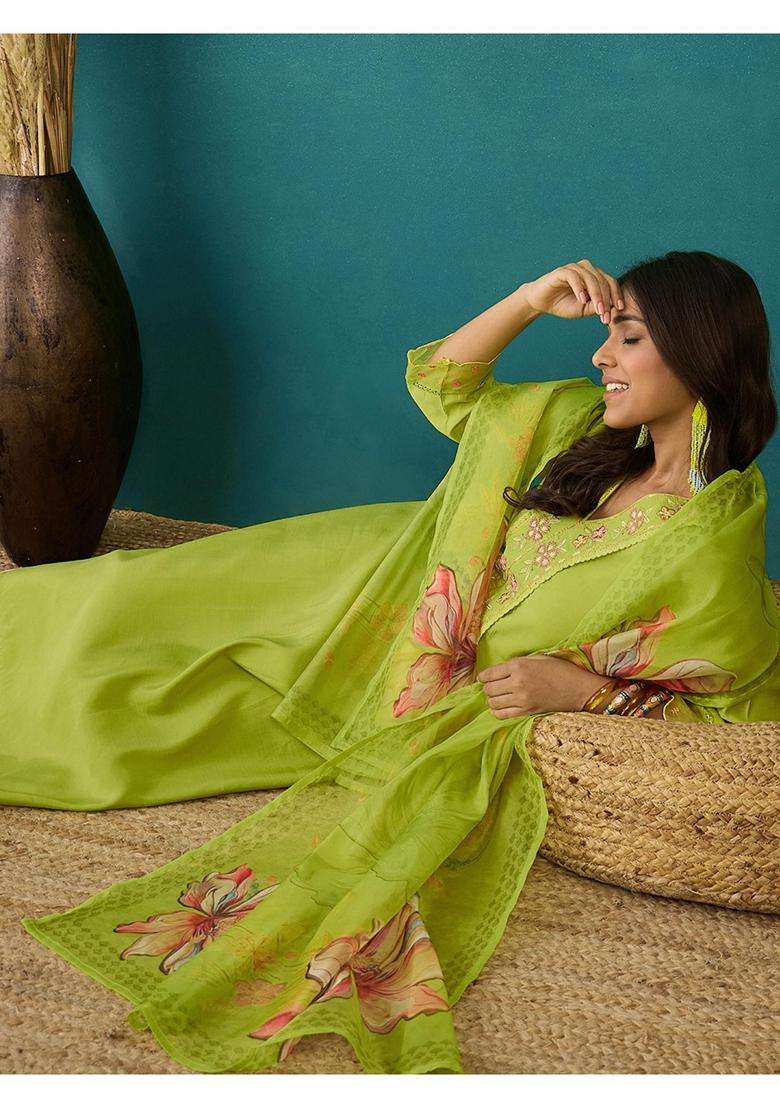 Green Embroidery Silk Blend Kurta Set - Indya
