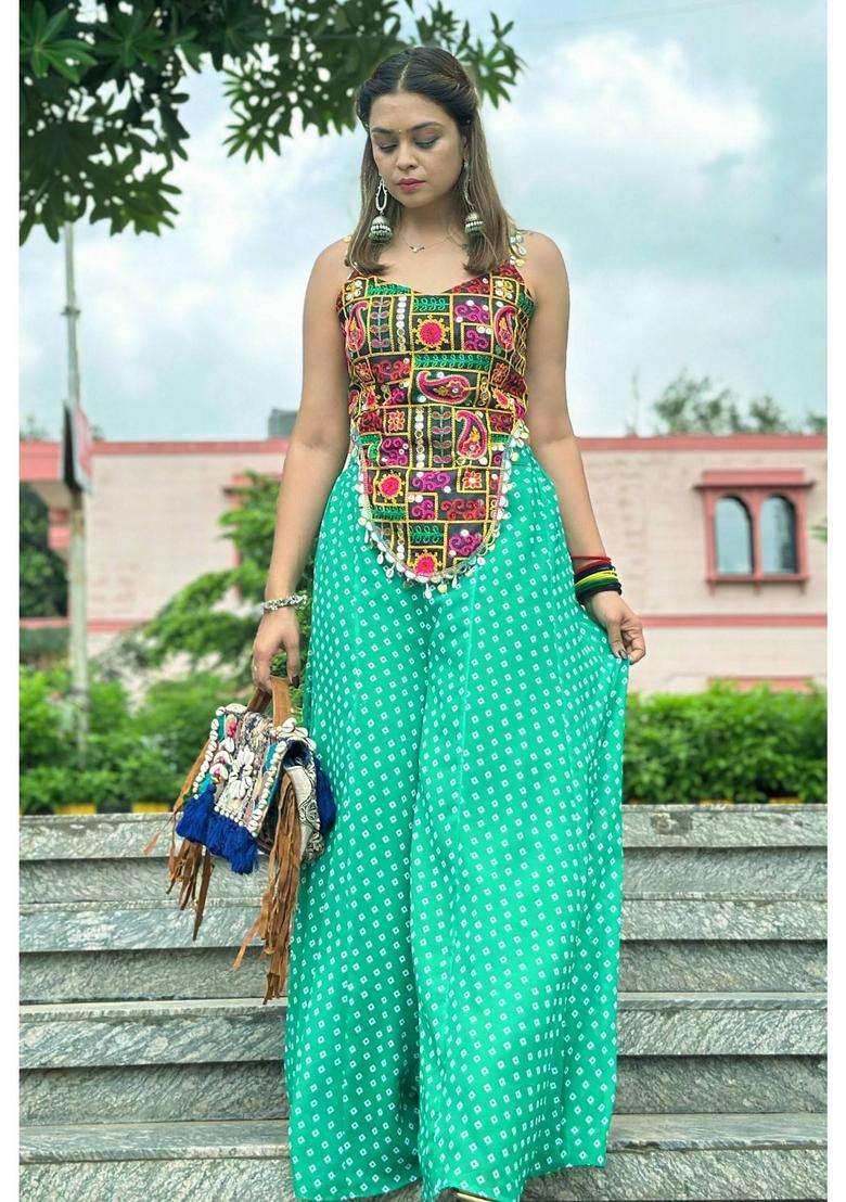 Green Embroidered Georgette Kurta Set - Indya