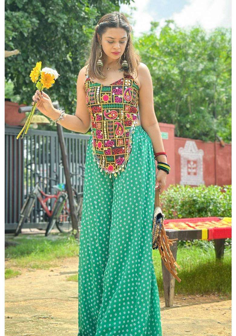 Green Embroidered Georgette Kurta Set - Indya