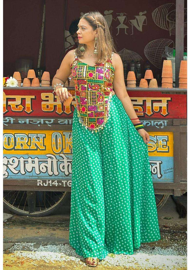 Green Embroidered Georgette Kurta Set - Indya