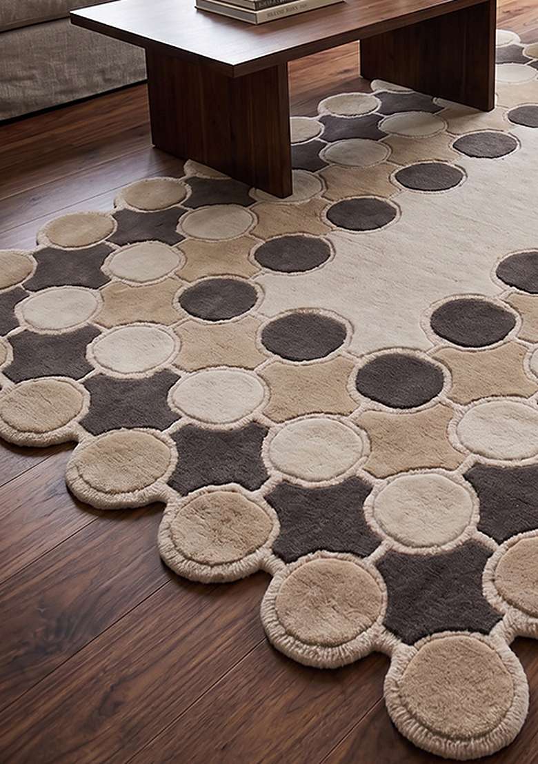 Saffron Rugs Ivory Mid Century Modern Polka Dot Hand Tufted Wool Scalloped Rug - Indya