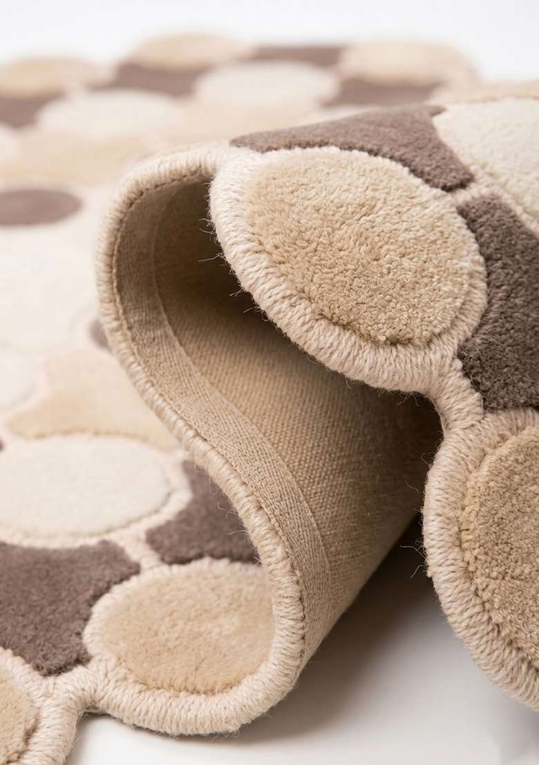 Saffron Rugs Ivory Mid Century Modern Polka Dot Hand Tufted Wool Scalloped Rug - Indya