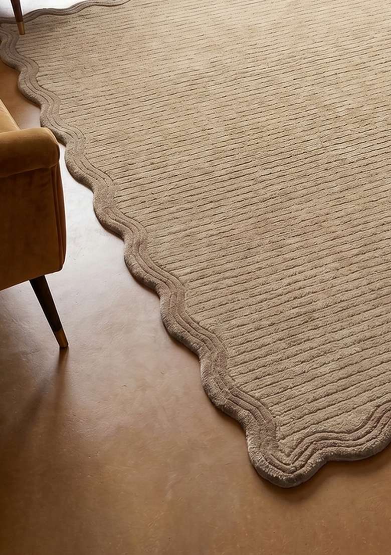 100% Wool Handmade Sandy Beige Rug | Contemporary Solid Scalloped Carpet With Cotton Backing For Living Room - Indya