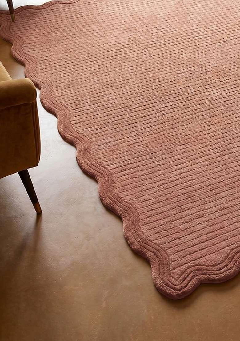 100% Wool Handmade Dusty Rose Rug | Contemporary Solid Scalloped Carpet With Cotton Backing For Living Room - Indya