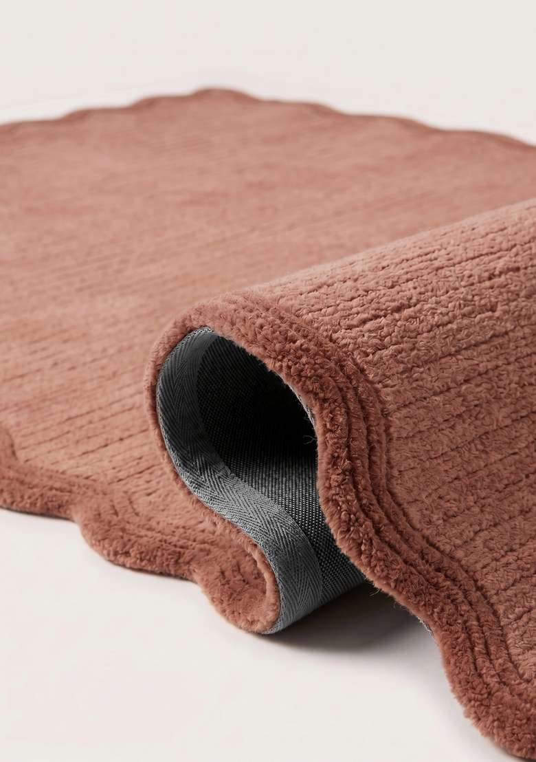 100% Wool Handmade Dusty Rose Rug | Contemporary Solid Scalloped Carpet With Cotton Backing For Living Room - Indya