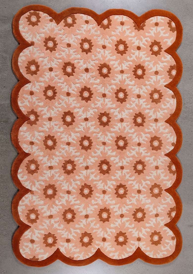 100% Wool Handmade Coral Peach Rug | Cottage Floral Scalloped Carpet With Cotton Backing For Living Room - Indya