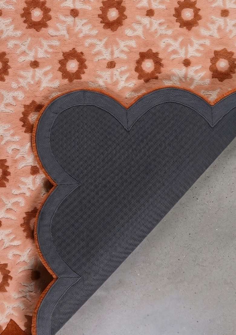 100% Wool Handmade Coral Peach Rug | Cottage Floral Scalloped Carpet With Cotton Backing For Living Room - Indya