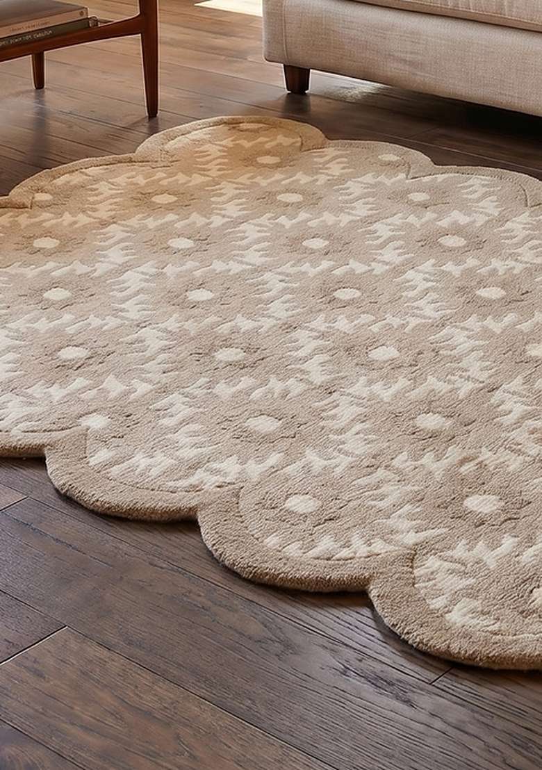 100% Wool Handmade Stone Beige Rug | Cottage Floral Scalloped Carpet With Cotton Backing For Living Room - Indya
