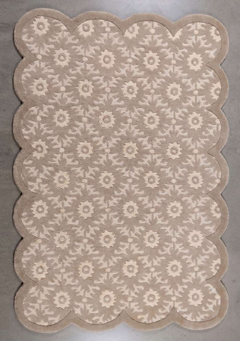 100% Wool Handmade Stone Beige Rug | Cottage Floral Scalloped Carpet With Cotton Backing For Living Room - Indya