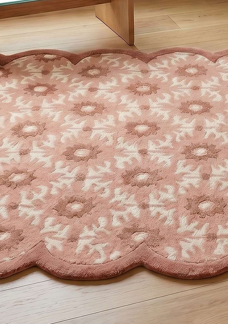100% Wool Handmade Dusty Pink Rug | Cottage Floral Scalloped Carpet With Cotton Backing For Living Room - Indya